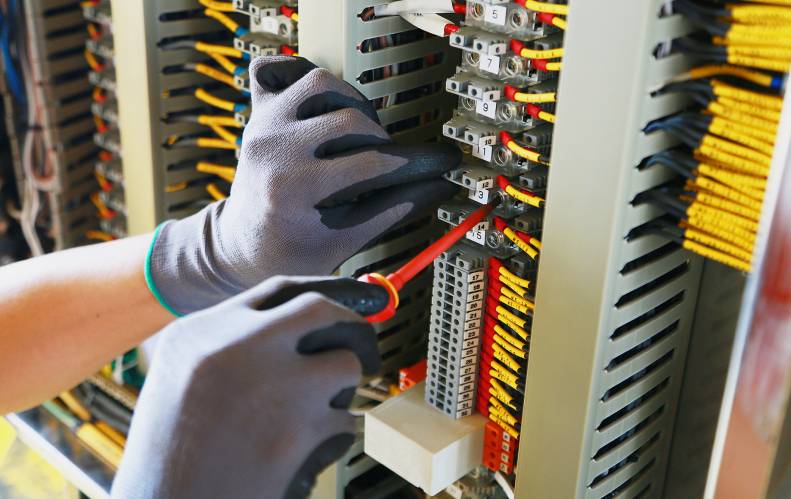 Petracarbon - Connector Receptacles: Ensuring Robust Connectivity In Demanding Environments 1 Connector Receptacles Provide Secure Connections Between Cables, Pcbs, And Devices